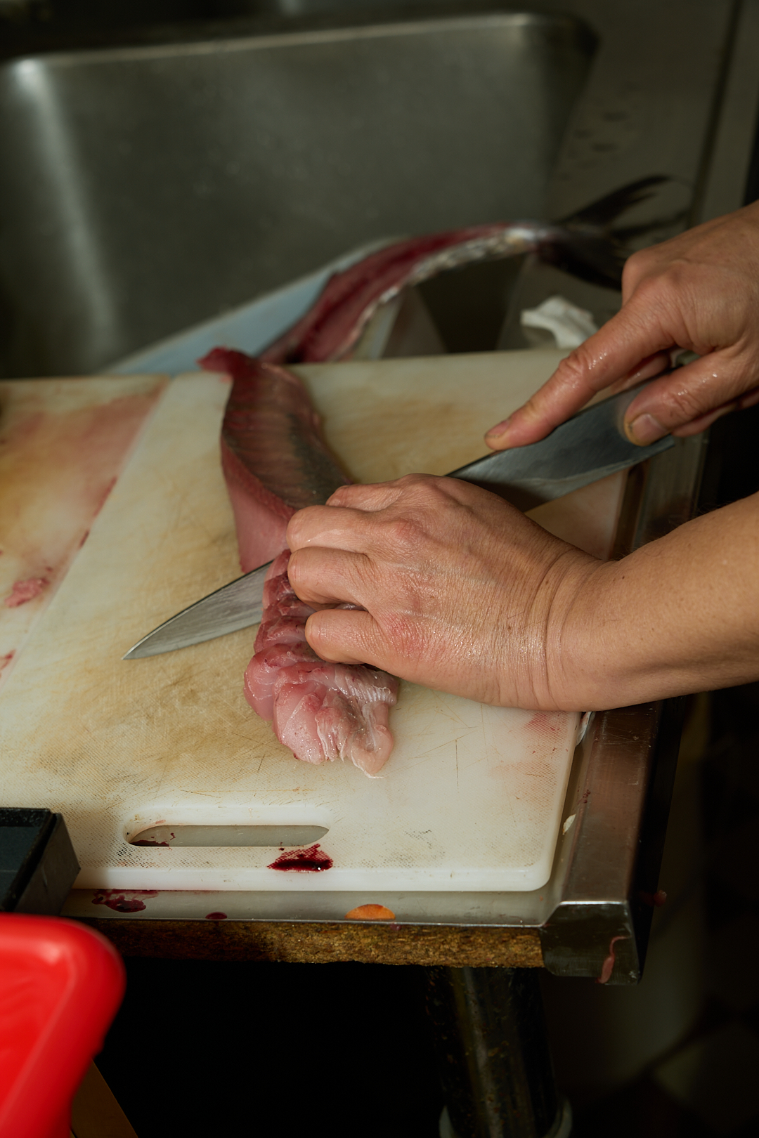 Découpe d'un filet de poisson en cuisine